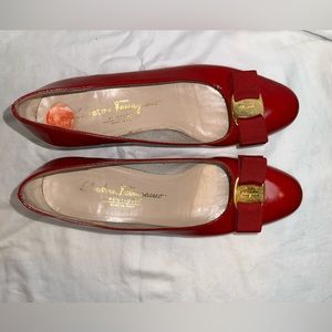*Gorgeous FERRAGAMO Vara Patent Bow Pumps in Rosso (Cherry Red) Size 7B*